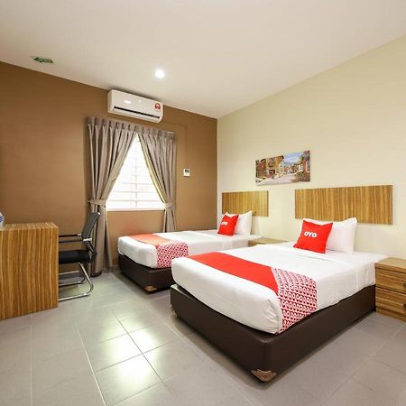 Oyo 89839 Riaz Hotel Малакка Экстерьер фото